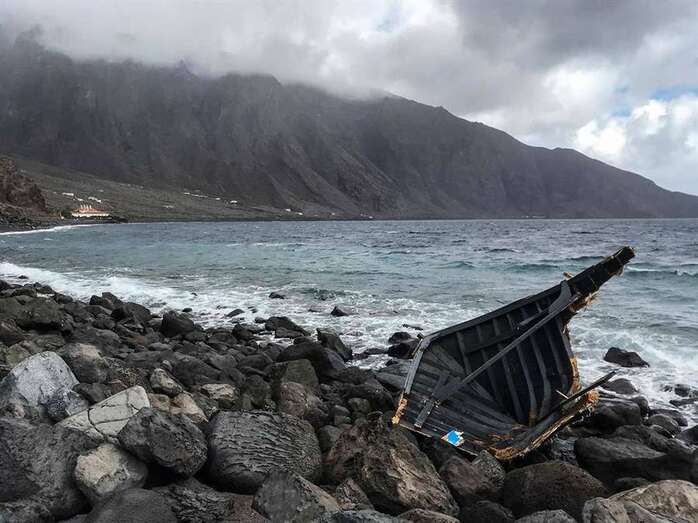 Restos de una patera encontrados este sábado en la costa cerca del Parador de El Hierro/EFE.